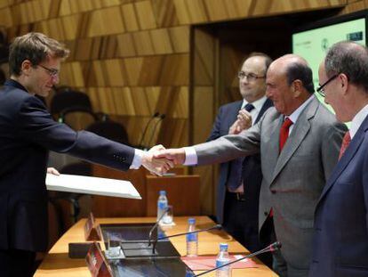 Emilio Bot&iacute;n, presidente del Santander, en entrega el Premio Bern&aacute;cer de Econom&iacute;a 2012 a Nicholas Bloom, profesor de Econom&iacute;a de Stanford, en el Banco de Espa&ntilde;a.