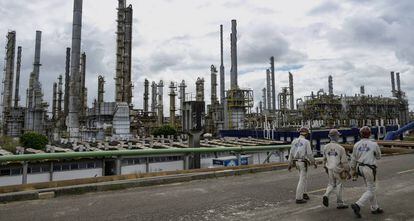 Trabajadores pasean frente a la planta petroqu&iacute;mica en Camacari, Brasil.