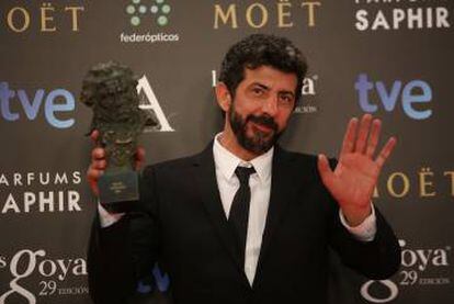 Alberto Rodríguez, con un Goya por 'La isla mínima' en los Goya 2015.