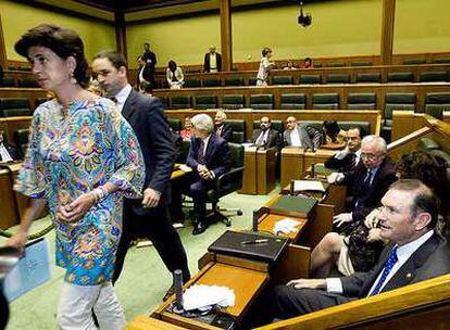 María San Gil pasa por delante del <i>lehendakari,</i> Juan José Ibarretxe, durante el pleno del Parlamento vasco.