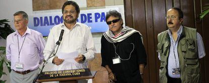 Iván Márquez (con barba) en una rueda de pensa en Cuba el 9 de julio.