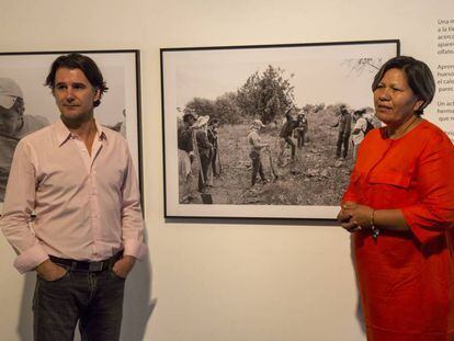 El fotógrafo Bernardo Aja y Mirna Medina líder del grupo las rastreadoras de El Fuerte, durante la exposición