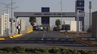 Dos vehículos salen de una planta de ensamblaje de General Motors en Villa de Reyes (San Luis Potosí, México).