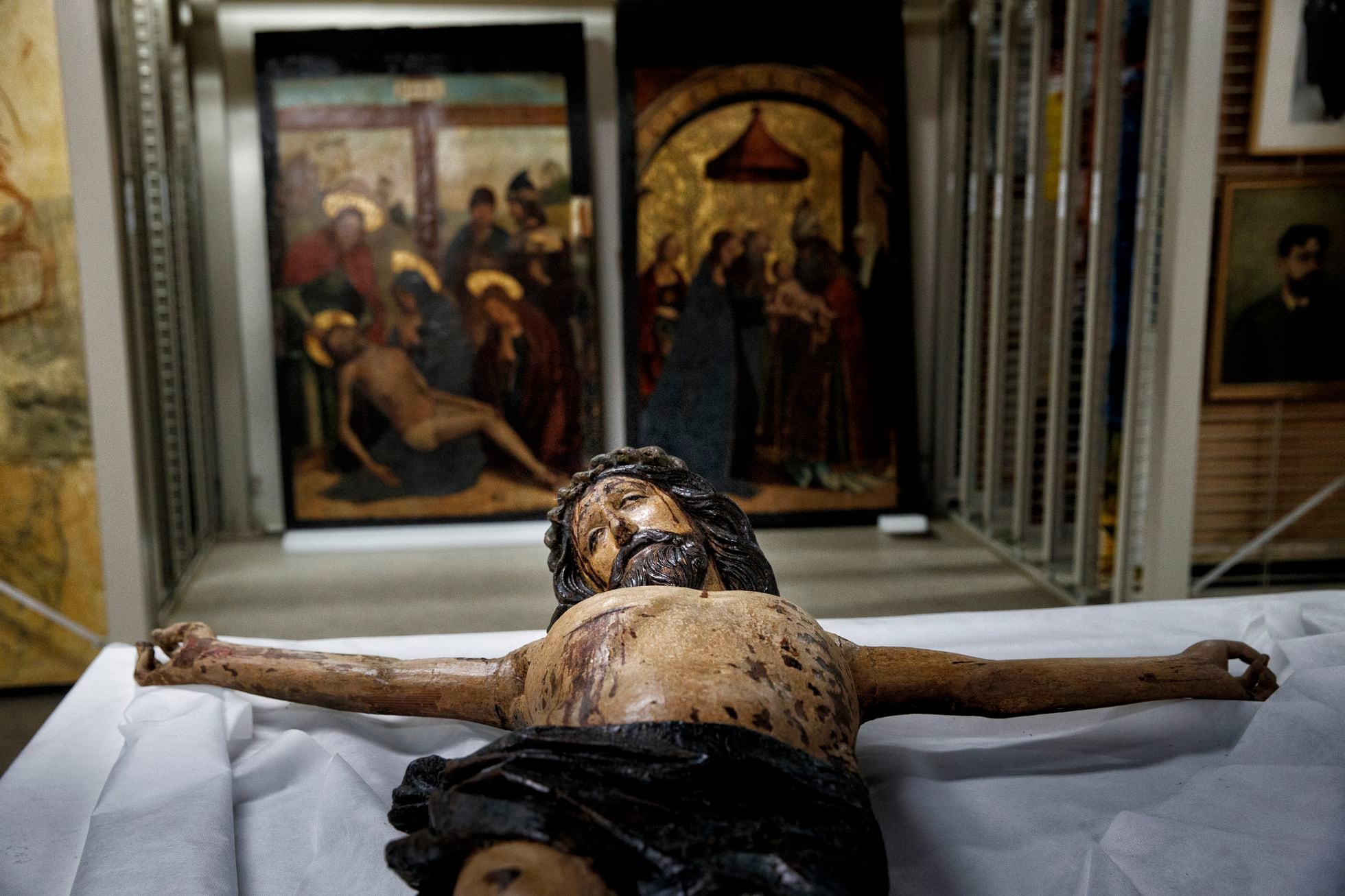 Dos de las tablas ya restauradas, y el Cristo de Diego Copín de Holanda también hallado en Alcaraz.
