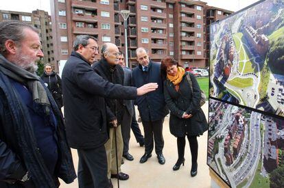 Bilbao (izquierda) explica a Azkuna las características del nuevo parque.