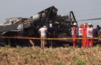 Paramédicos de la Cruz Roja junto al helicóptero que cayó en Los Mochis (Sinaloa), en el accidente que dejó un saldo de 14 marinos muertos, este 15 de julio.