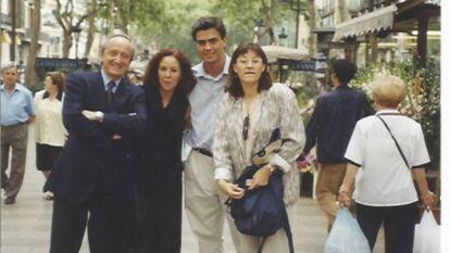 De izquierda a derecha, el exministro Carlos Westendorp, la asesora del PSC Marta Gris, Pedro Sánchez y la periodista Victoria García en la Rambla de Barcelona a finales de los 90. En vídeo, Pedro Sánchez en el programa 'Moros y cristianos' en 1997.