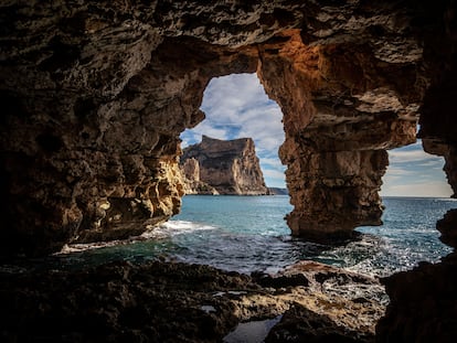 La Cova dels Arcs, en Benitatxell (Alicante).