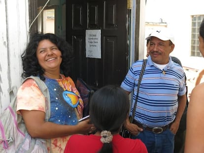 Berta Cáceres, a la izquierda, junto a Pedro Canales de la ADEPZA, Asociación para el Desarrollo de la Península de Zacate Grande.