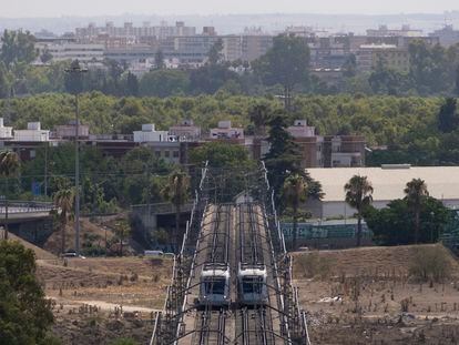 Dos trenes del metro de Sevilla, en el puente de hierro entre Tablada y San Juan Bajo.