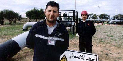 Obreros en el gasoducto en Arzew, Argelia, en 2002.