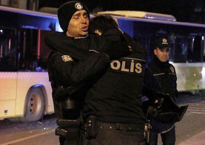 Un agente de policía consuela a un compañero tras el ataque terrorista en el exterior del estadio de fútbol del Besiktas en el centro de Estambul (Turquía).
