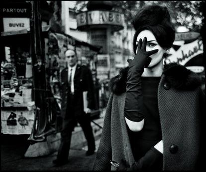 Foto del sueco Christer Strömholm Nana, 'Place Blanche', tomada en París en 1961.