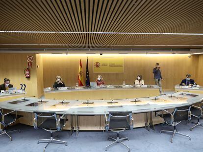 La vicepresidenta segunda y ministra de Trabajo, Yolanda Díaz; la vicepresidenta primera, Nadia Calviño; y la ministra de Hacienda, María Jesús Montero,en la reunión de este lunes.