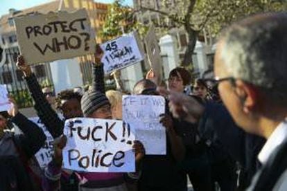 Manifestantes protestando en Ciudad del Cabo el pasado día 17 por la muerte de 34 mineros por disparos de las fuerzas de seguridad en los disturbios ocurridos la víspera en una mina de Marikana (Sudáfrica).