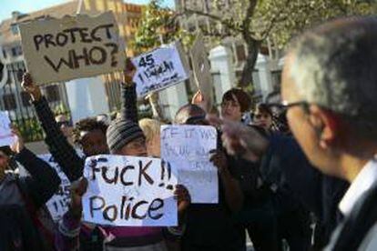 Manifestantes protestando en Ciudad del Cabo el pasado día 17 por la muerte de 34 mineros por disparos de las fuerzas de seguridad en los disturbios ocurridos la víspera en una mina de Marikana (Sudáfrica).