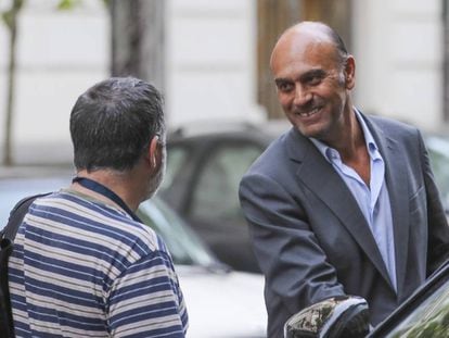 El empresario Juan Muñoz sale de la Audiencia Nacional para declarar por el 'caso Tandem' en Madrid.