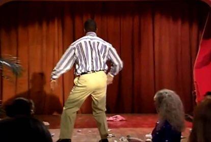 El príncipe de Bel Air
En un episodio emitido en 1992, Will Smith y Alfonso Ribeiro, como Will y su primo Carlton Banks, se subían a un escenario para sacarse unos dólares. Comenzaban el número como improvisados bailarines (quién no recuerda a Carlton a lo Tom Jones) , pero Carlton se venía arriba, imitando a Michael Jackson sin camisa y provocando el delirio entre las señoras. El problema es que, entre el público, estaba su madre y Carlton al verla se tapa los pezones.