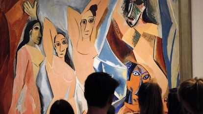 Un grupo de personas observa 'Las señoritas de Aviñón' (1907), de Pablo Picasso.