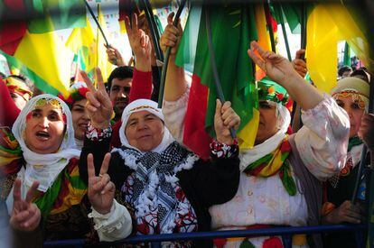 Unas 200.000 personas se han congregado en Diyarbakir, principal ciudad del sureste de Turquía, para celebrar el esperado anuncio del alto el fuego por parte del Partido de los Trabajadores del Kurdistán (PKK) por su líder, Abdulá Ocalan