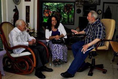 Jimmy Carter (izqda.) conversa con Fidel Castro en La Habana