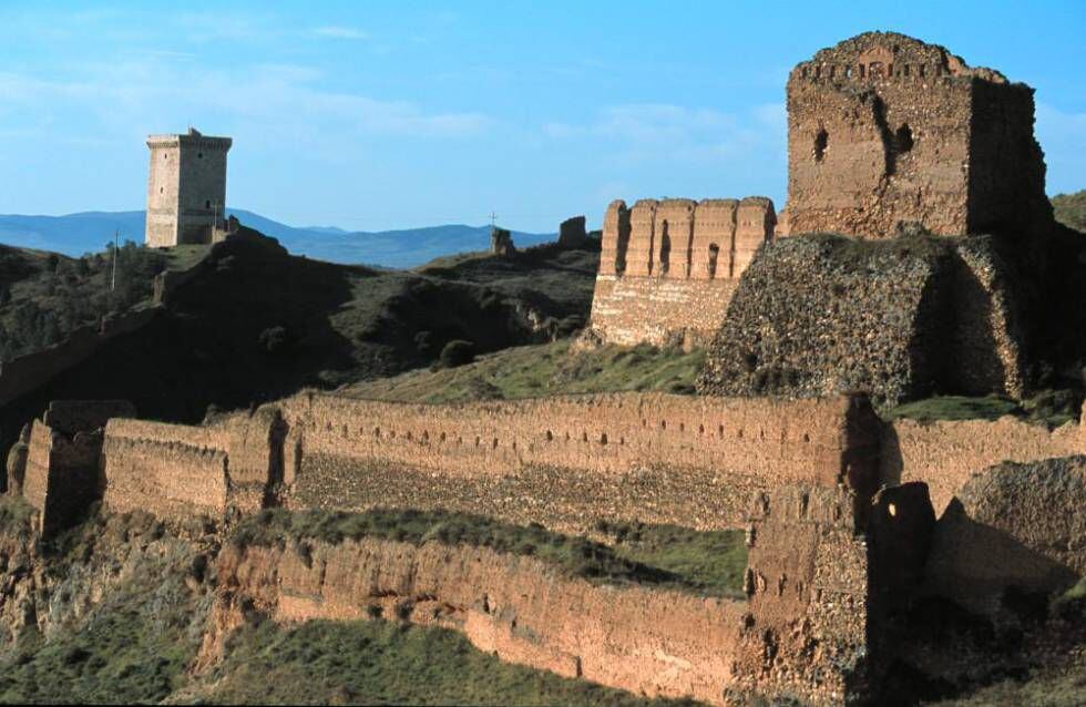 Vista del antiguo castillo en Daroca, una ciudad llena de historia y patrimonio.