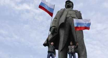 Simpatizantes prorusos junto a una estatua de Lenin en Donetsk.