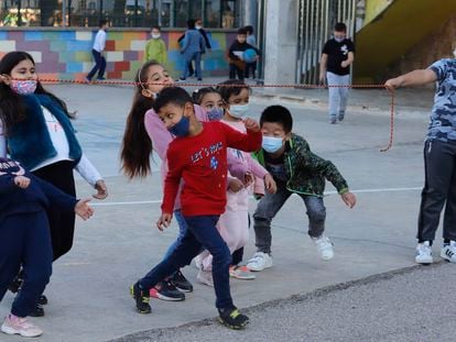 Niños con mascarilla en el patio de un colegio de Terrassa (Barcelona), el 25 de noviembre.