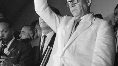 Juan Bosch saluda tras ser proclamado candidato a la presidencia de la República Dominicana en las elecciones del 1 de junio de 1966.