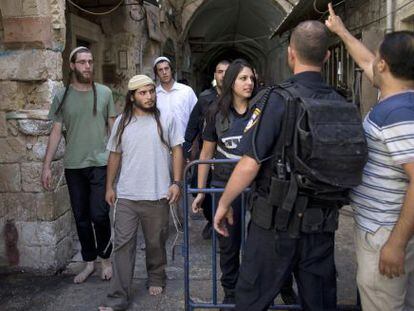 Unos polic&iacute;as se interponen entre ultras jud&iacute;os y un musulm&aacute;n, cerca de la mezquita de Al Aqsa.