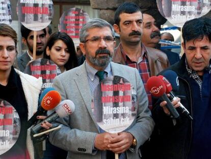 El president del Col·legi d'Advocats de Diyarbakir, Tahir Elçi (centre), es dirigeix als mitjans poc abans de la seva mort, al districte històric de Diyarbakir.