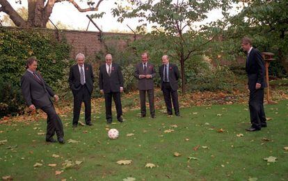 Desde 1996 el francés Arséne Wenger es el entrenador del Arsenal. Bajo su batuta, el equipo ganó la Copa y la Supercopa de Inglaterra y se clasificó para las finales de la Liga de Campeones y la Copa de la UEFA. En la imagen, el primer ministro británico Tony Blair chuta el balón pasándoselo al entrenador del Arsenal, Arsene Wenger, en un almuerzo en la residencia oficial del Primer Ministro británico el 26 de octubre de 1998.