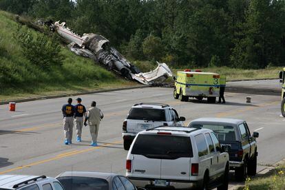 Los restos del avión que se estrelló cerca del aeropuerto de Columbia Airport que dejó cuatro fallecidos. Sobrevivieron Travis Barker, de Blink-182, y DJ-AM, que había pertenecido a la banda Crazy Town. 