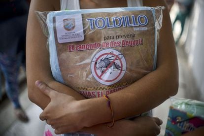 Una embarassada subjecta una mosquitera a Cali (Colòmbia), la setmana passada.