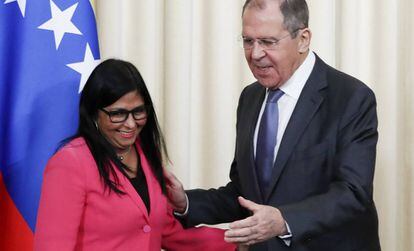 Delcy Rodríguez , con el ministro de Asuntos Exteriores ruso, Serguéi Lavrov, este viernes.