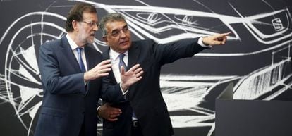 Francisco Garc&iacute;a Sanz, vicepresidente de VW, acompa&ntilde;a al presidente del Gobierno, Mariano Rajoy, en su visita a la f&aacute;brica de Seat en Martorell.