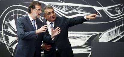 Francisco García Sanz, vicepresidente de VW, acompaña al presidente del Gobierno, Mariano Rajoy, en su visita a la fábrica de Seat en Martorell.
