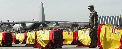 El rey Juan Carlos, entre los féretros de los fallecidos en el accidente del Yak-42, durante el funeral celebrado el 28 de mayo de 2003.