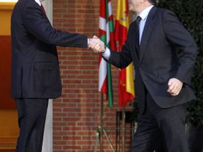 Patxi L&oacute;pez (izquierda) saluda a Mariano Rajoy, a su llegada a La Moncloa.