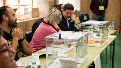Mesa electoral en un colegio de Albacete el pasado domingo.
