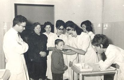 Rafael Nájera, en un entrenamiento de voluntarias para la vacunación antipoliomielítica en León, en 1963.