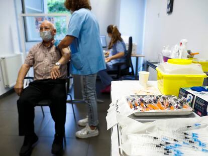 Doble vacunación frente a la covid y la gripe en un centro de salud de Lasarte, Gipuzkoa, en octubre.