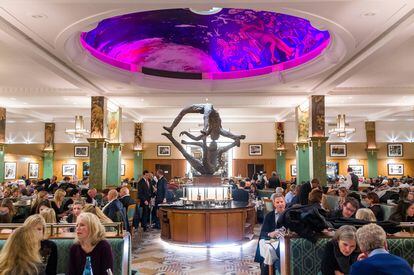 Interior de la famosa ‘brasserie’ La Coupole, de estilo ‘art déco’, en París.