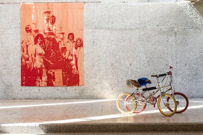 Dos obras de la exposición de Calderón.