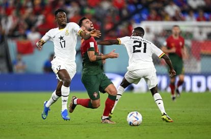 Bruno Fernandes, de Portugal, es frenado en una contra por los ghaneses Abdul Rahman Baba y Salis Abdul Samed.