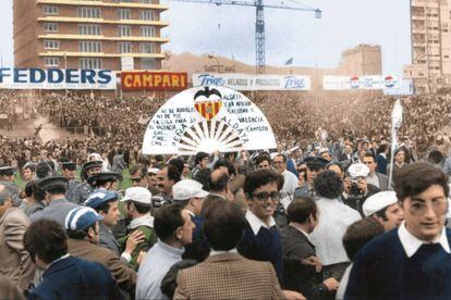 Celebración de los aficionados valencianistas desplazados al estadio de Sarrià, pese a la derrota de su equipo esa tarde de 1971.