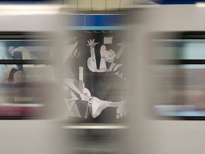 Reproducción del Guernica de Picasso en la estación de metro de Atocha. En vídeo, los trabajos de montaje.