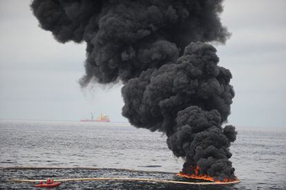 Imagen proporcionada por la Armada de EE UU en la que se ve un incendio de crudo controlado en el golfo de México.
