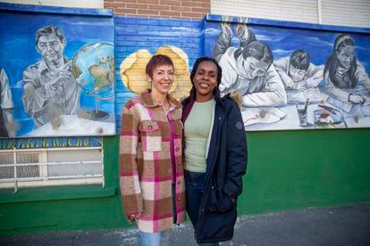 Vanesa Abecia and Mariela Jordan, two mothers from the school who are part of the association of mothers and fathers.
