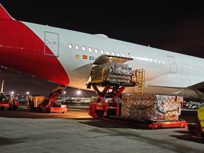 Descarga de un avión de Iberia con material sanitario.